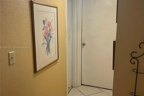 Купить кондоминиум в Тамарак, Флорида 2 спальни, 95.22м2, № 2053419 - фото 6