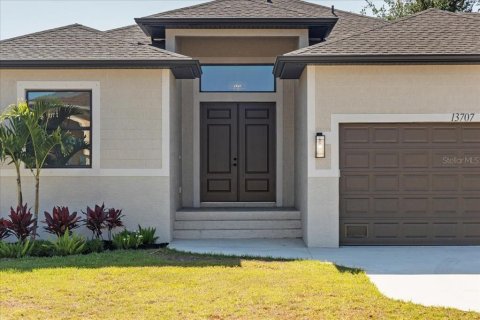 House in Port Charlotte, Florida 4 bedrooms, 196.21 sq.m. № 1724063 - photo 2