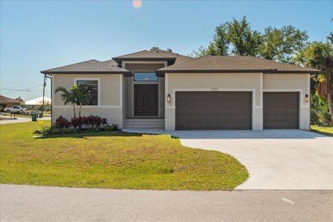 House in Port Charlotte, Florida 4 bedrooms, 196.21 sq.m. № 1724063 - photo 1