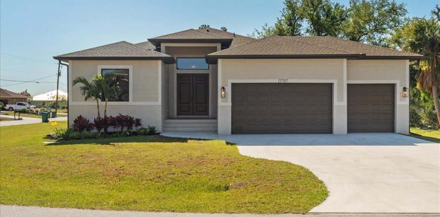 House in Port Charlotte, Florida 4 bedrooms, 196.21 sq.m. № 1724063