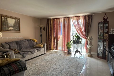 Condo in Hallandale Beach, Florida, 1 bedroom  № 2015985 - photo 2