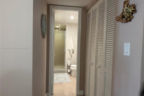 Condo in Hallandale Beach, Florida, 1 bedroom  № 2015985 - photo 13