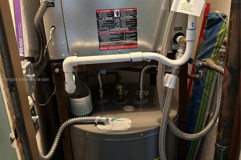 Condo in Hallandale Beach, Florida, 1 bedroom  № 2015985 - photo 17