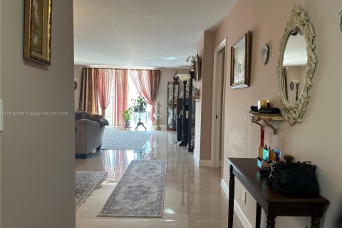 Condo in Hallandale Beach, Florida, 1 bedroom  № 2015985 - photo 16