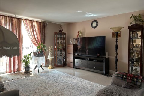 Condo in Hallandale Beach, Florida, 1 bedroom  № 2015985 - photo 24