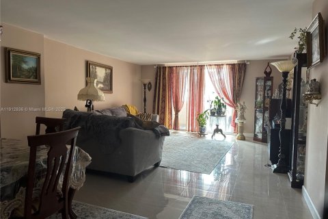 Condo in Hallandale Beach, Florida, 1 bedroom  № 2015985 - photo 23