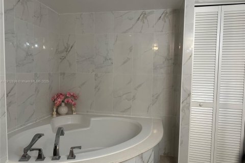 Condo in Hallandale Beach, Florida, 1 bedroom  № 2015985 - photo 4