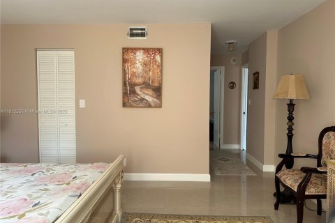 Condo in Hallandale Beach, Florida, 1 bedroom  № 2015985 - photo 7