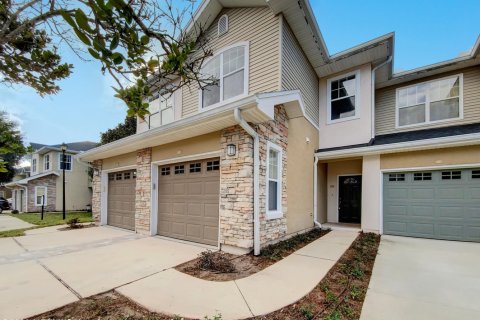 House in Orange Park, Florida 3 bedrooms, 156.17 sq.m. № 853494 - photo 1