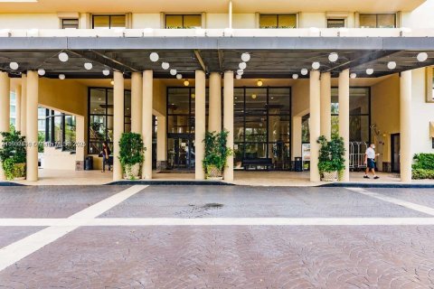 Condominio en alquiler en Bal Harbour, Florida, 1 dormitorio, 92.25 m2 № 1953876 - foto 2