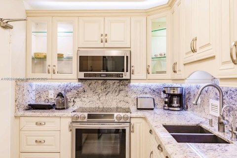 Condominio en alquiler en Bal Harbour, Florida, 1 dormitorio, 92.25 m2 № 1953876 - foto 24