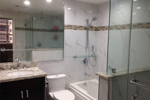 Condominio en alquiler en Bal Harbour, Florida, 1 dormitorio, 92.25 m2 № 1953876 - foto 9