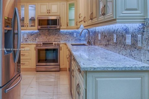 Condominio en alquiler en Bal Harbour, Florida, 1 dormitorio, 92.25 m2 № 1953876 - foto 23