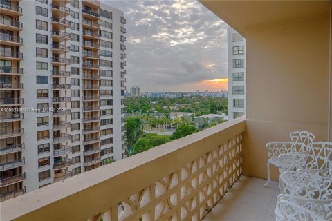 Condominio en alquiler en Bal Harbour, Florida, 1 dormitorio, 92.25 m2 № 1953876 - foto 6