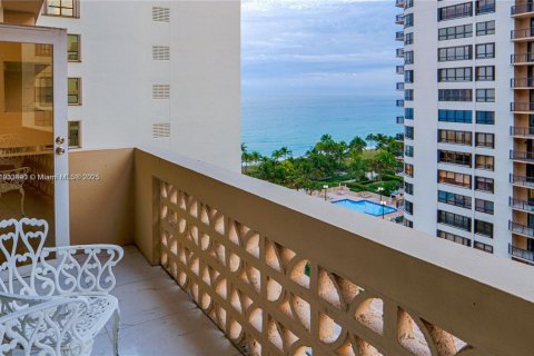 Condominio en alquiler en Bal Harbour, Florida, 1 dormitorio, 92.25 m2 № 1953876 - foto 5