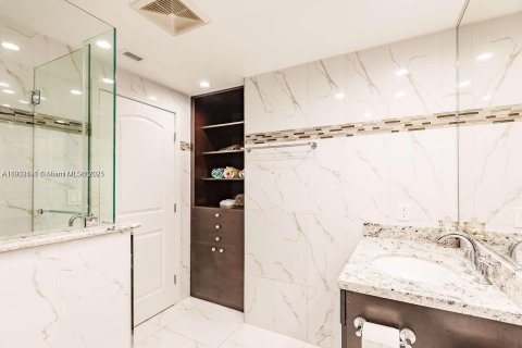 Condominio en alquiler en Bal Harbour, Florida, 1 dormitorio, 92.25 m2 № 1953876 - foto 12