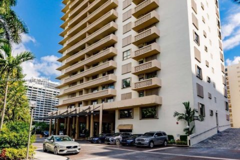 Condominio en alquiler en Bal Harbour, Florida, 1 dormitorio, 92.25 m2 № 1953876 - foto 1
