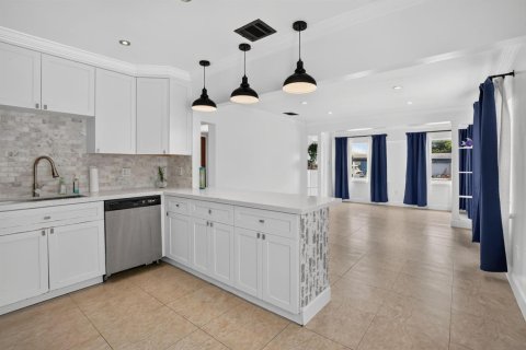 House in Hollywood, Florida 3 bedrooms, 109.53 sq.m. № 2173843