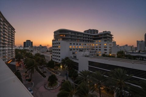 Condominio en venta en Miami Beach, Florida, 4 dormitorios, 238.29 m2 № 1983495 - foto 25