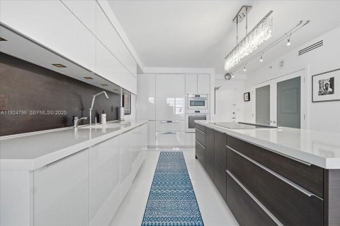 Condominio en venta en Miami Beach, Florida, 4 dormitorios, 238.29 m2 № 1983495 - foto 3