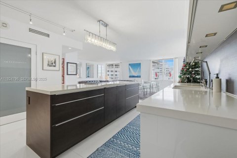 Condominio en venta en Miami Beach, Florida, 4 dormitorios, 238.29 m2 № 1983495 - foto 13