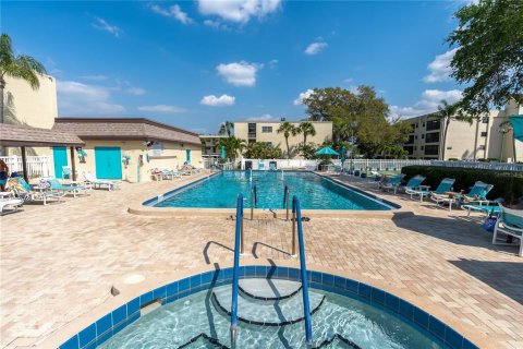 Condo in Largo, Florida, 2 bedrooms  № 1898507 - photo 23