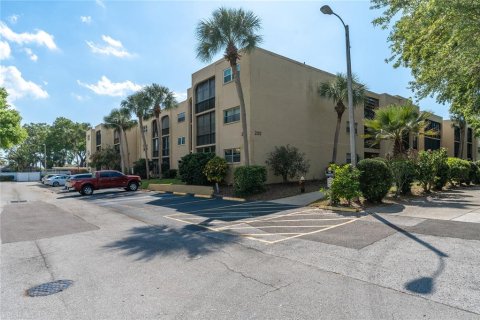 Condo in Largo, Florida, 2 bedrooms  № 1898507 - photo 1