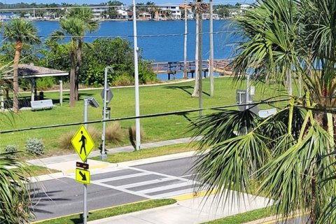 Condo in Redington Shores, Florida, 1 bedroom  № 1745549 - photo 5