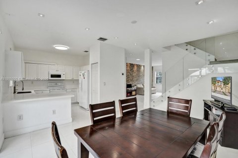 Touwnhouse à vendre à Miami, Floride: 3 chambres, 155.15 m2 № 1968064 - photo 11