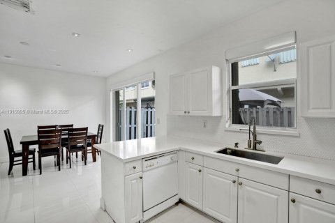 Touwnhouse à vendre à Miami, Floride: 3 chambres, 155.15 m2 № 1968064 - photo 15