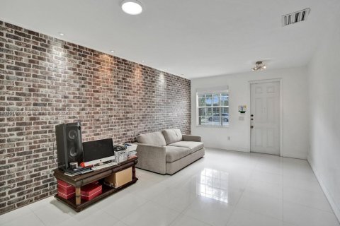 Touwnhouse à vendre à Miami, Floride: 3 chambres, 155.15 m2 № 1968064 - photo 3