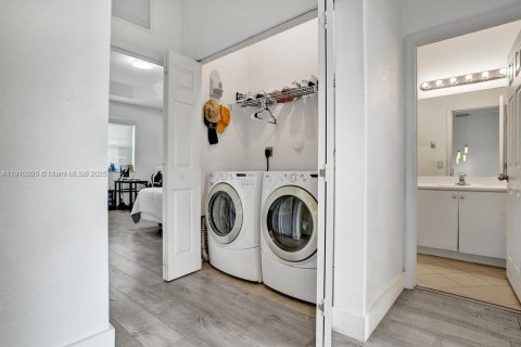 Touwnhouse à vendre à Miami, Floride: 3 chambres, 155.15 m2 № 1968064 - photo 19