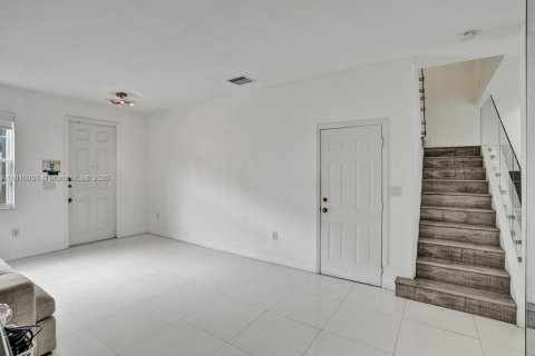 Touwnhouse à vendre à Miami, Floride: 3 chambres, 155.15 m2 № 1968064 - photo 4
