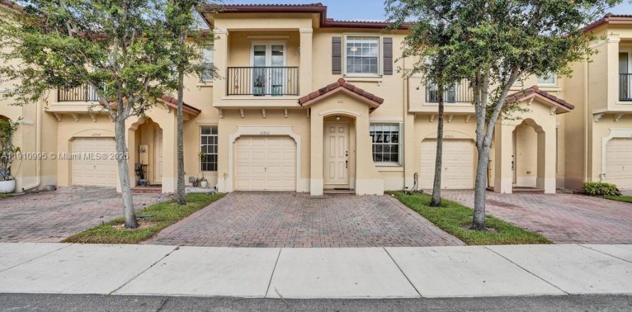 Touwnhouse à Miami, Floride 3 chambres, 155.15 m2 № 1968064