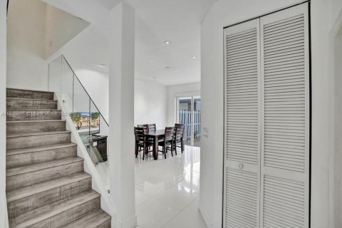 Touwnhouse à vendre à Miami, Floride: 3 chambres, 155.15 m2 № 1968064 - photo 9