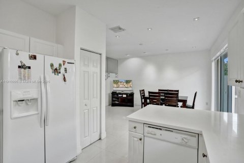 Touwnhouse à vendre à Miami, Floride: 3 chambres, 155.15 m2 № 1968064 - photo 14