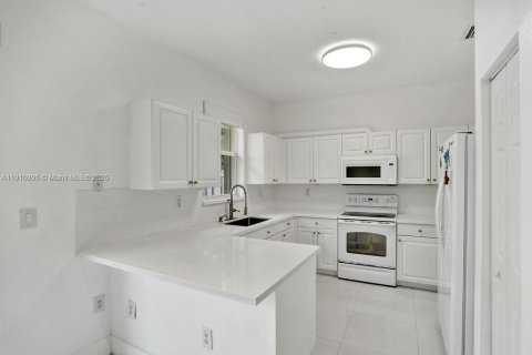 Touwnhouse à vendre à Miami, Floride: 3 chambres, 155.15 m2 № 1968064 - photo 12