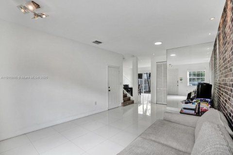 Touwnhouse à vendre à Miami, Floride: 3 chambres, 155.15 m2 № 1968064 - photo 5