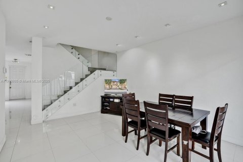 Touwnhouse à vendre à Miami, Floride: 3 chambres, 155.15 m2 № 1968064 - photo 18