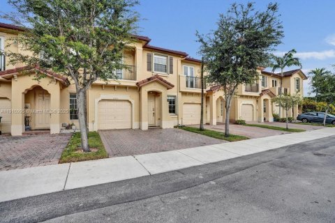 Touwnhouse à vendre à Miami, Floride: 3 chambres, 155.15 m2 № 1968064 - photo 2
