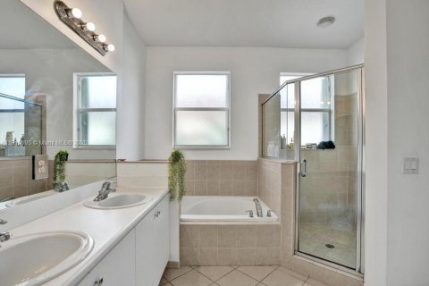 Touwnhouse à vendre à Miami, Floride: 3 chambres, 155.15 m2 № 1968064 - photo 30