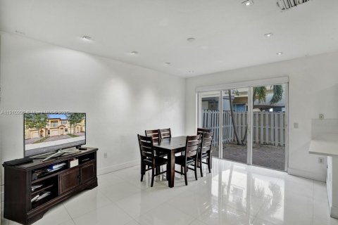 Touwnhouse à vendre à Miami, Floride: 3 chambres, 155.15 m2 № 1968064 - photo 10