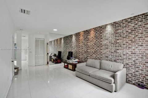 Touwnhouse à vendre à Miami, Floride: 3 chambres, 155.15 m2 № 1968064 - photo 6