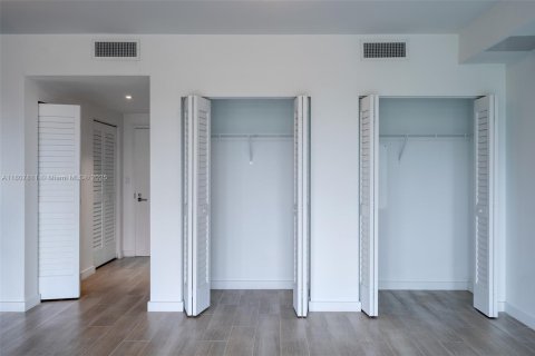 Купить кондоминиум в Майами, Флорида 52.49м2, № 1960954 - фото 12