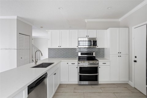 House in Davie, Florida 3 bedrooms, 146.97 sq.m. № 1671153 - photo 11