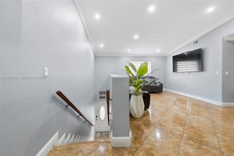 Appartement à louer à Hialeah Gardens, Floride: 2 chambres, 95.6 m2 № 2000853 - photo 3