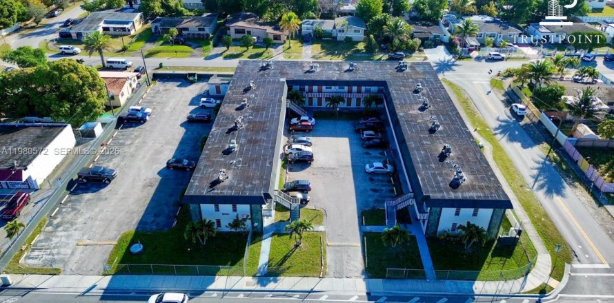Propiedad comercial en Miami Gardens, Florida № 2043837