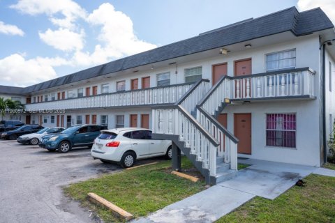 Propiedad comercial en venta en Miami Gardens, Florida № 2043837 - foto 8