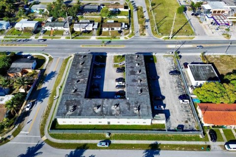 Propiedad comercial en venta en Miami Gardens, Florida № 2043837 - foto 4