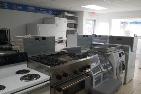 Propiedad comercial en venta en Miami, Florida № 1985038 - foto 3